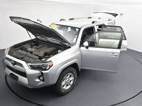 Used 2024 Toyota 4Runner SR5 AWD/4WD image 37