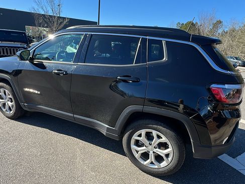 Used 2024 Jeep Compass Latitude image 10