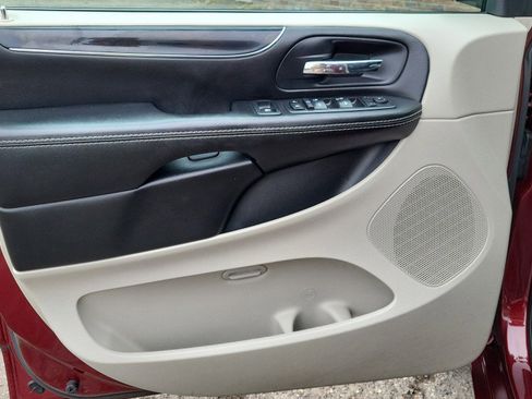 Used 2018 Dodge Grand Caravan SXT image 15