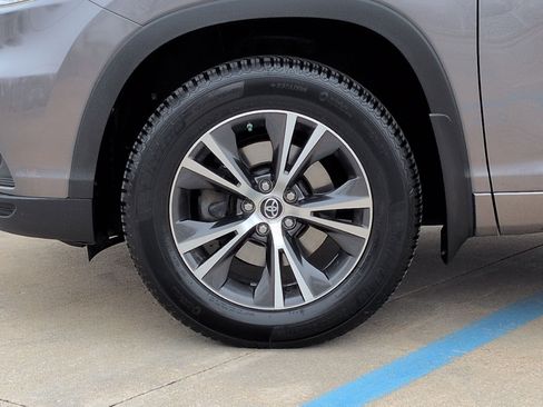 Used 2016 Toyota Highlander XLE image 36