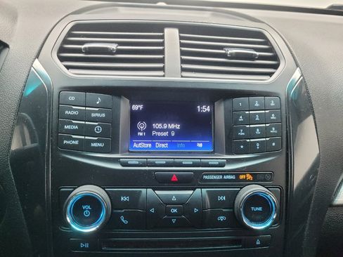 Used 2017 Ford Explorer XLT AWD/4WD image 25