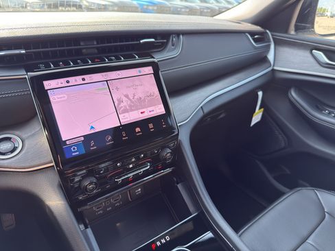 New 2025 Jeep Grand Cherokee L Limited w/ Luxury Tech Group II image 21