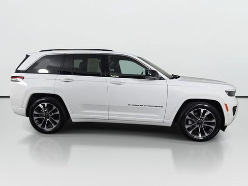 Used 2022 Jeep Grand Cherokee Overland w/ Luxury Tech Group IV AWD/4WD image 6