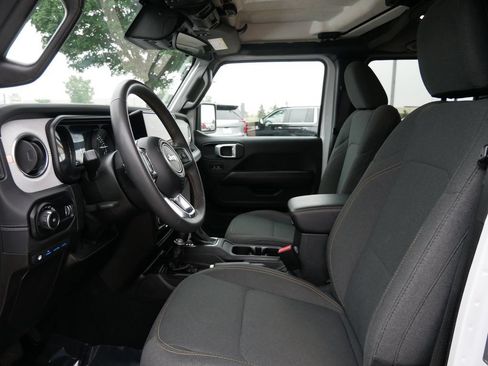 Used 2024 Jeep Wrangler Unlimited Sahara AWD/4WD image 9