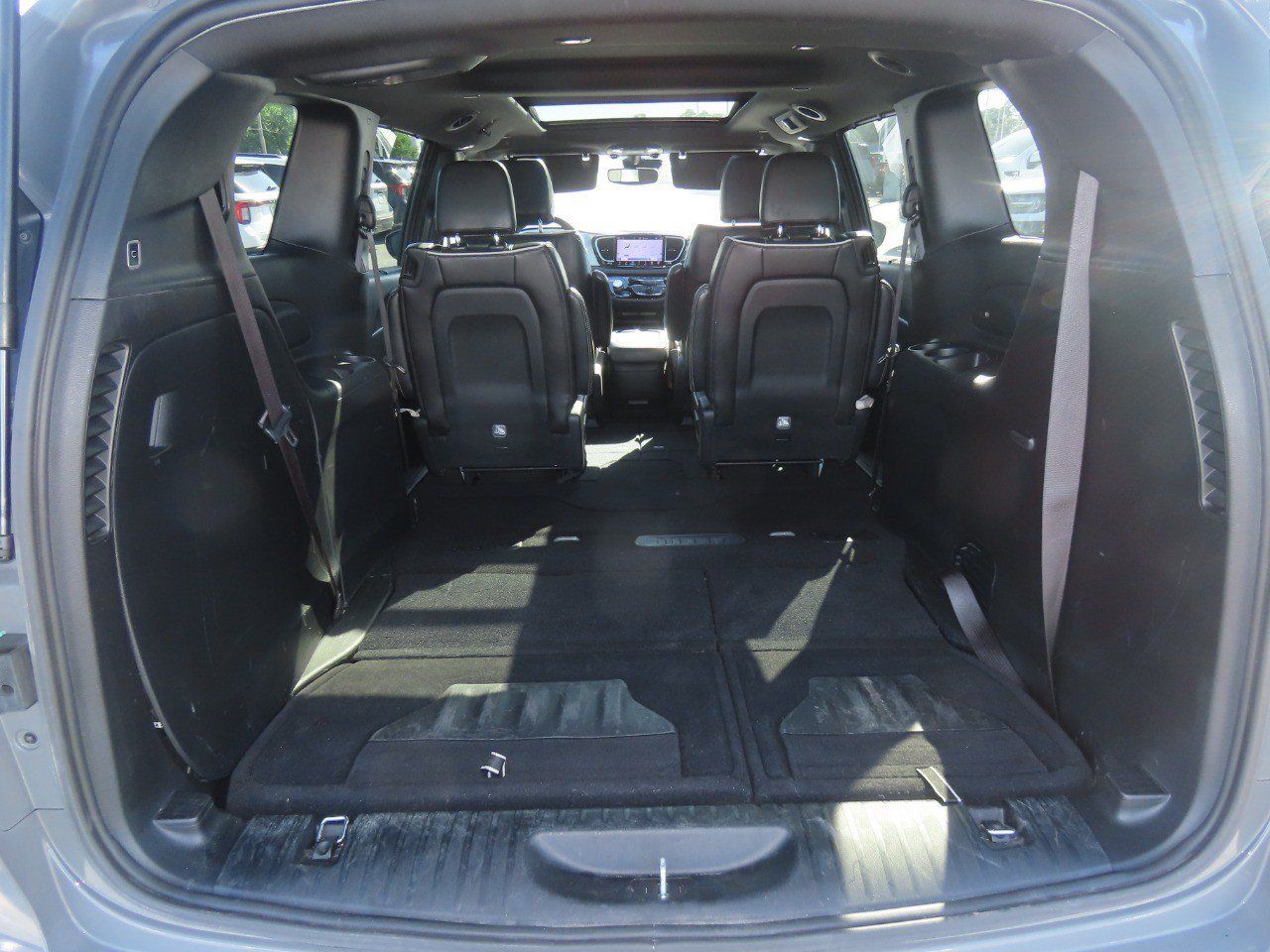 Used 2025 Chrysler Pacifica Limited FWD image 14