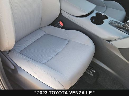 Used 2023 Toyota Venza LE AWD/4WD image 32