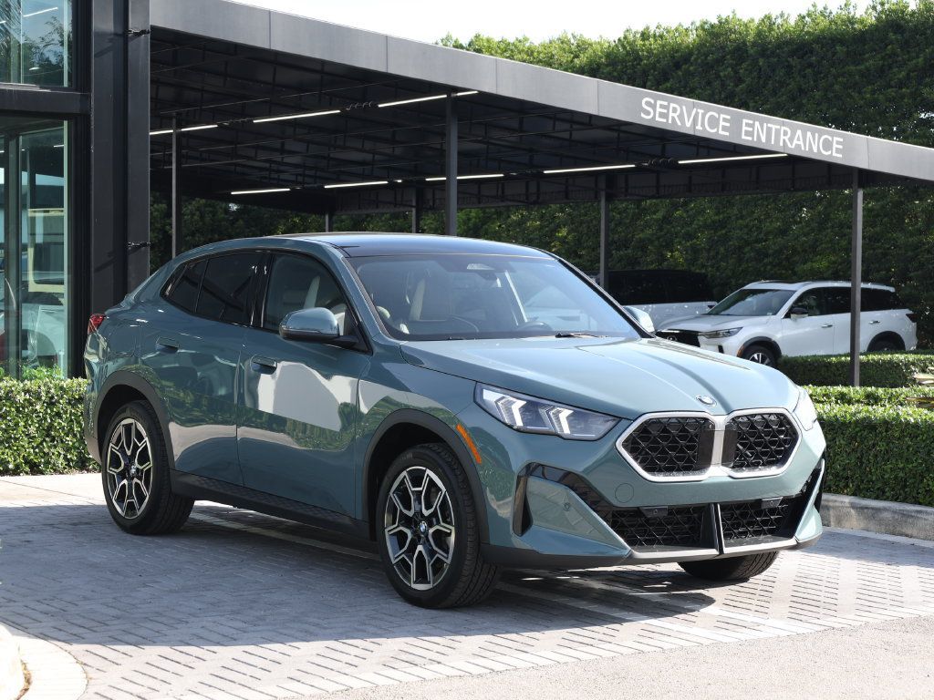 Used 2025 BMW X2 xDrive28i AWD/4WD image 2