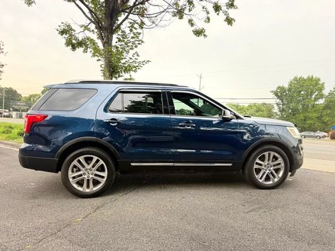 Used 2017 Ford Explorer XLT w/ Equipment Group 202A AWD/4WD image 7