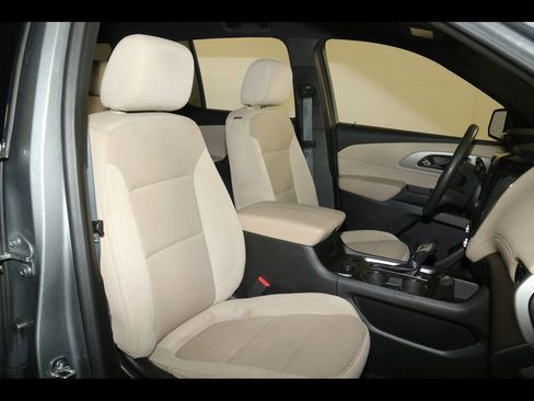 Used 2023 Chevrolet Traverse LS image 29