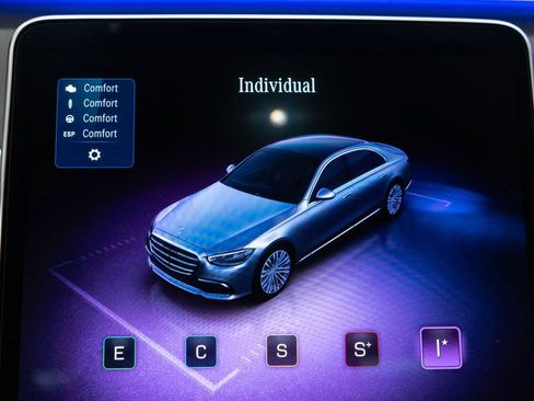 Used 2022 Mercedes-Benz S 500 4MATIC w/ AMG Line Package image 30