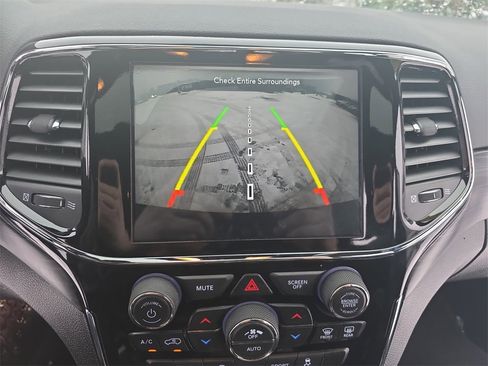 Used 2020 Jeep Grand Cherokee Altitude image 24