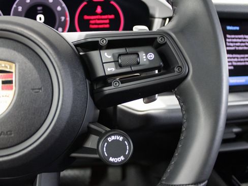 Certified 2025 Porsche Cayenne image 30