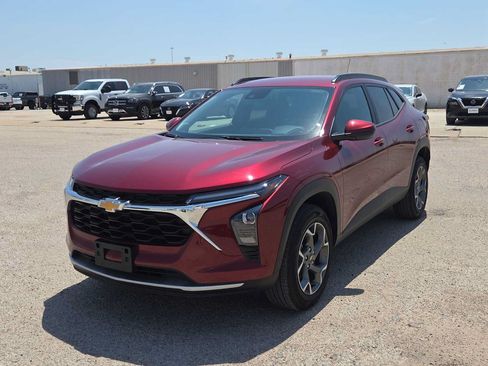 Used 2025 Chevrolet Trax LT FWD image 4