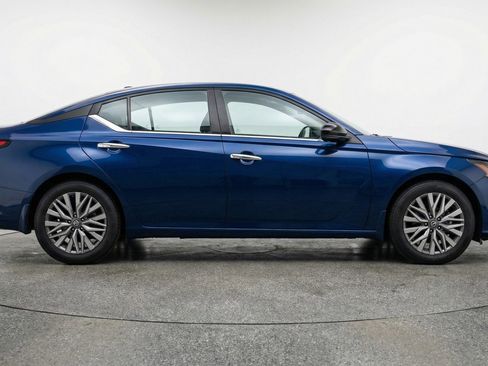 Used 2025 Nissan Altima 2.5 SV FWD image 11
