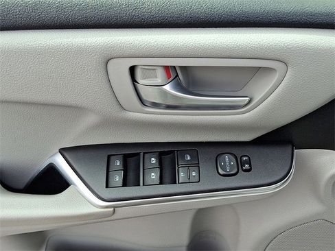 Used 2016 Toyota Camry image 19