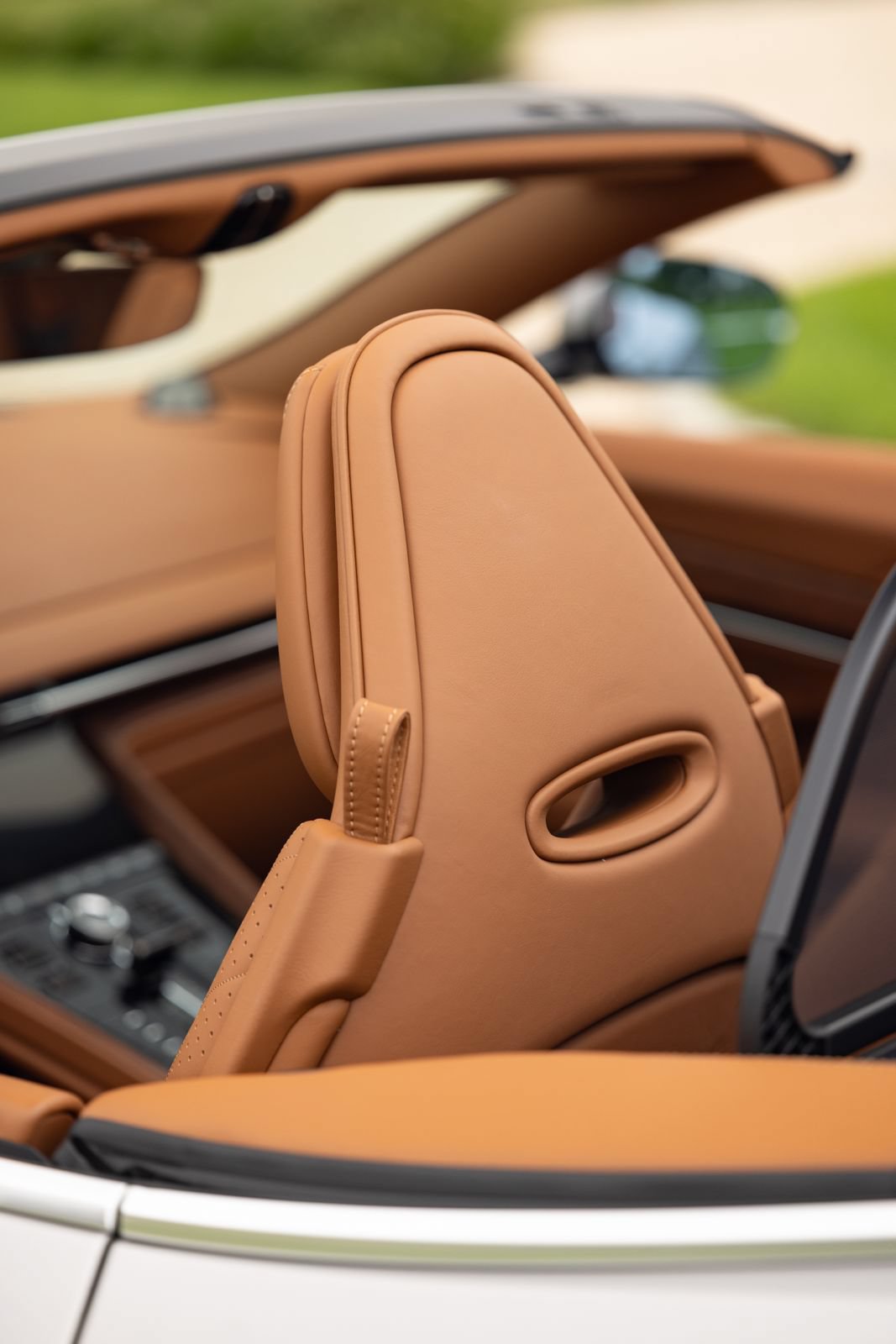Used 2024 Aston Martin DB12 Convertible RWD image 15