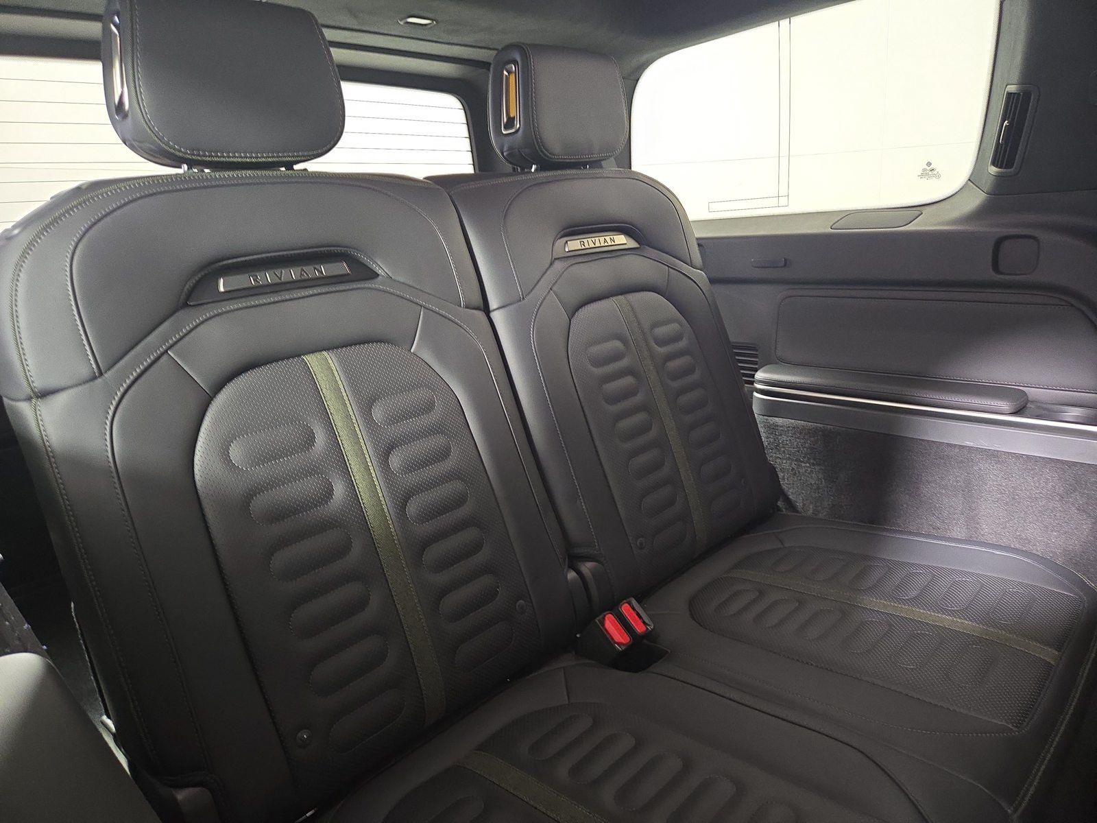 Used 2025 Rivian R1S Adventure Dual AWD/4WD image 25