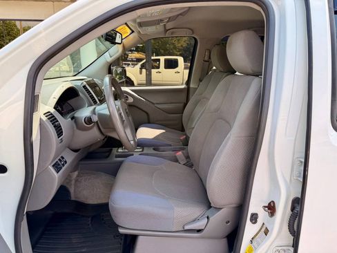 Used 2018 Nissan Frontier SV w/ Value Truck Package AWD/4WD image 9