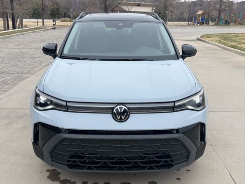 Certified 2025 Volkswagen Taos SE image 3