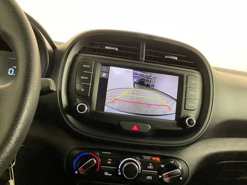 Used 2025 Kia Soul LX w/ LX Technology Package FWD image 22