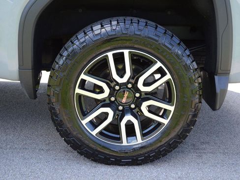 Used 2024 GMC Sierra 1500 AT4 w/ Technology Package AWD/4WD image 10