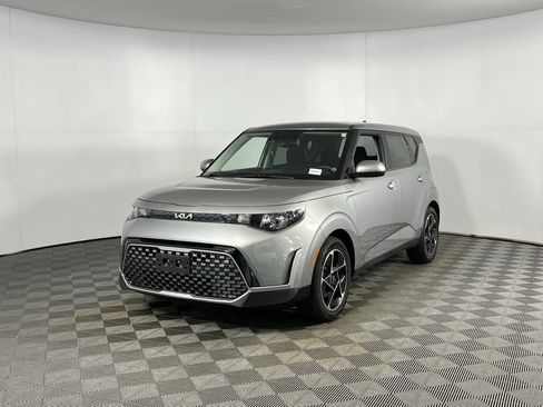 Used 2023 Kia Soul EX image 3