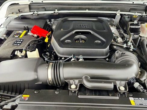 Used 2025 Jeep Wrangler Sahara image 27