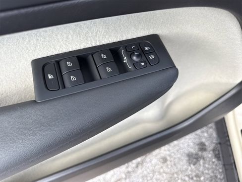 Used 2025 Volvo XC40 B5 Plus w/ Protection Package Premier image 34