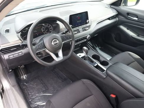 Used 2025 Nissan Altima 2.5 SV FWD image 11