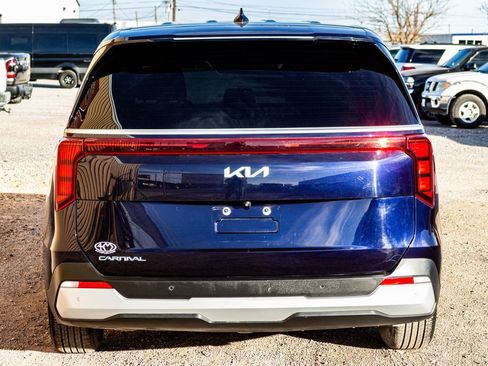 Used 2025 Kia Carnival image 4