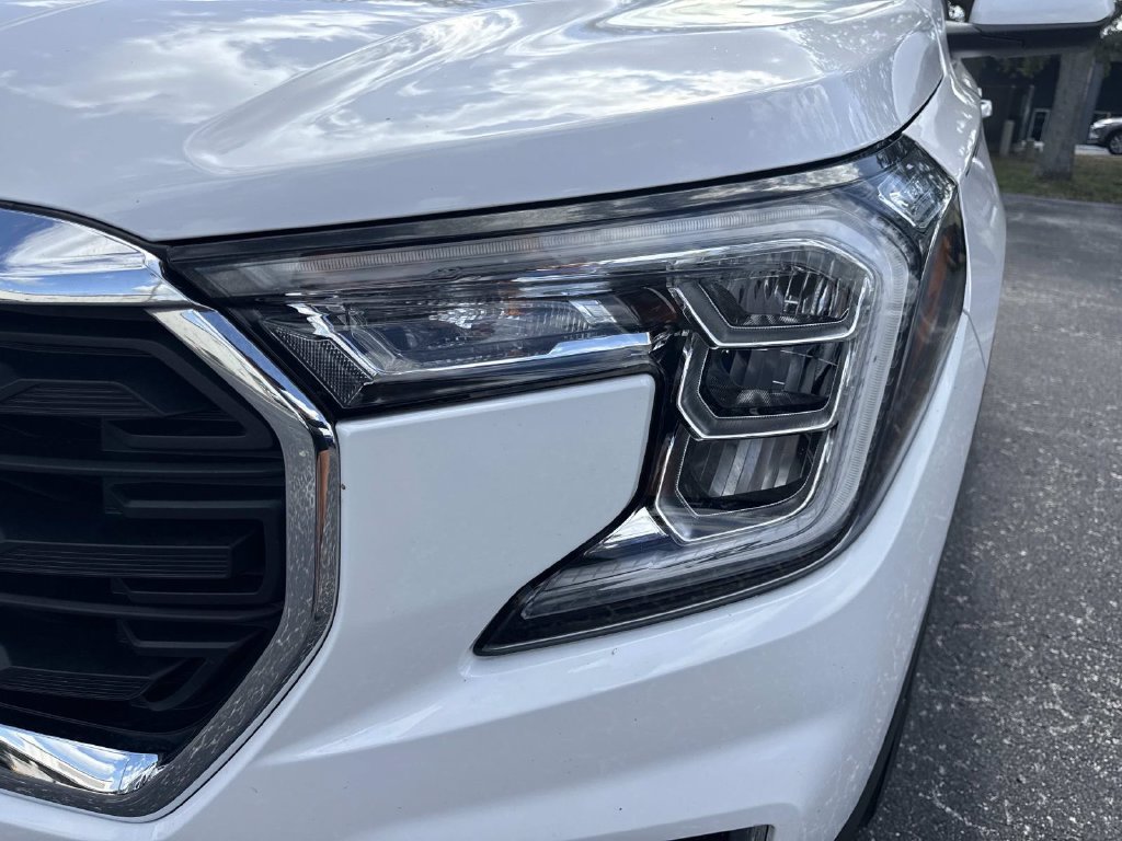 Used 2022 GMC Terrain SLE w/ Driver Convenience Package FWD image 9