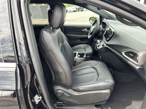 Used 2025 Chrysler Pacifica Select FWD image 24