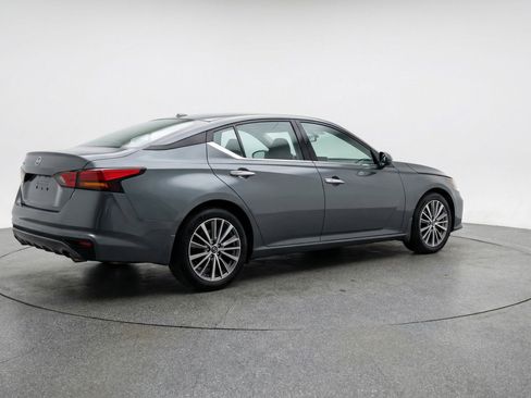 Used 2025 Nissan Altima 2.5 SV FWD image 9