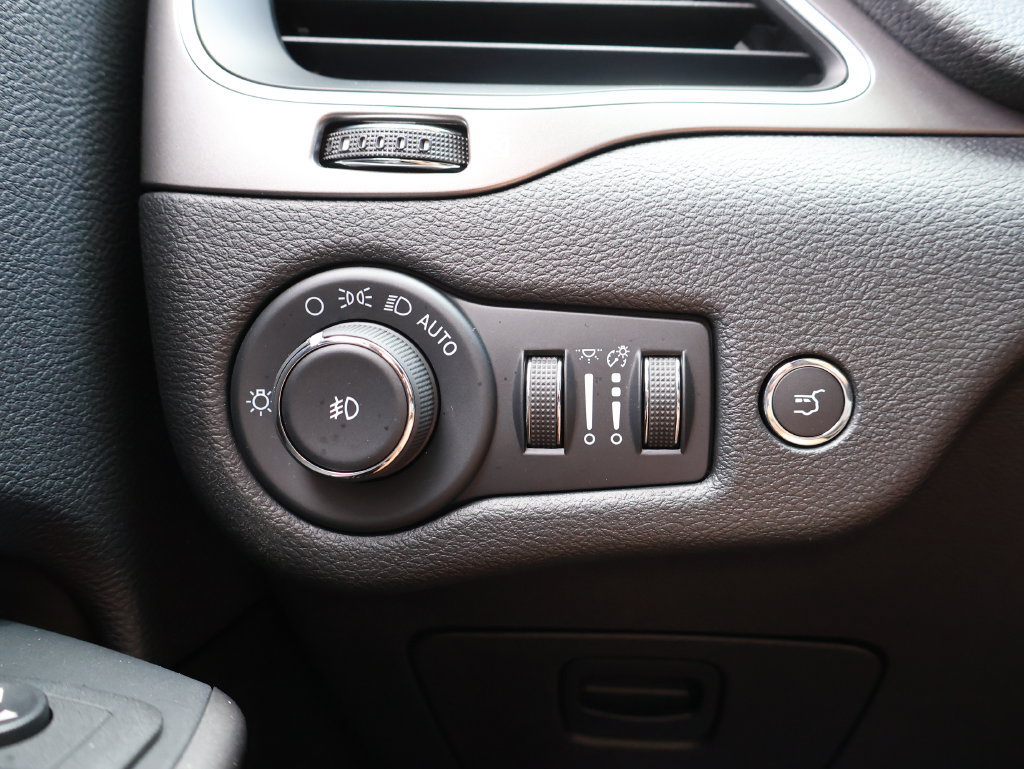 Used 2022 Jeep Cherokee Latitude Lux AWD/4WD image 30