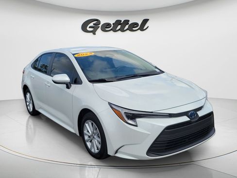 Used 2024 Toyota Corolla LE w/ LE Convenience Package FWD image 3