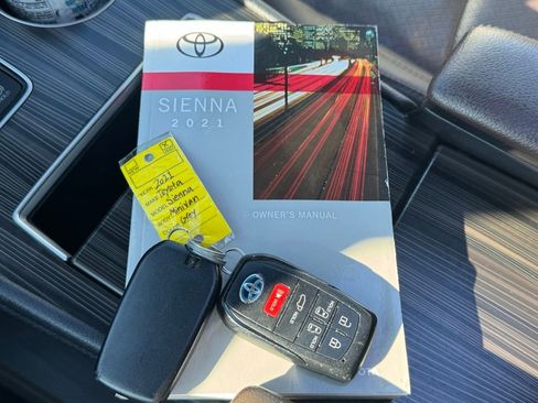 Used 2021 Toyota Sienna Platinum image 50