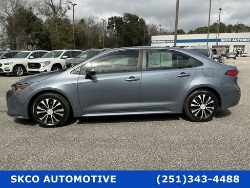 Used 2022 Toyota Corolla LE image 2