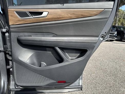 Used 2025 Volkswagen Atlas SE image 19