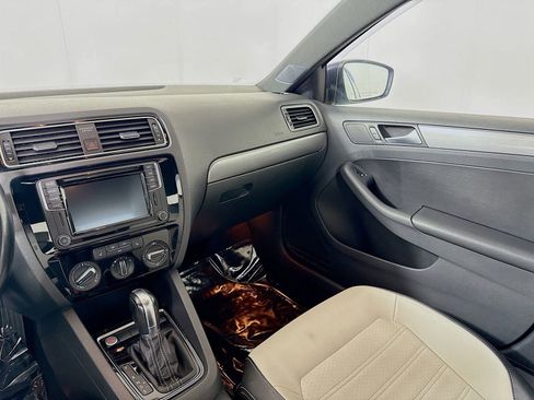 Used 2016 Volkswagen Jetta Sport FWD image 23