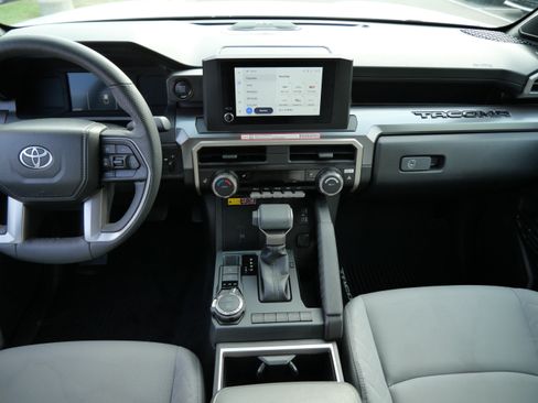 Certified 2025 Toyota Tacoma SR5 AWD/4WD image 11