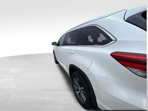 Used 2017 Toyota Highlander XLE image 6