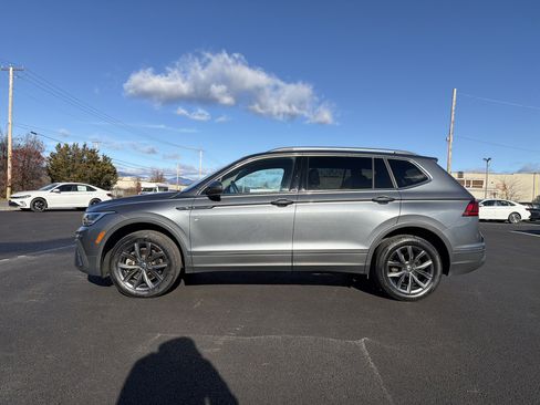 Certified 2023 Volkswagen Tiguan SE w/ Panoramic Sunroof Package image 9