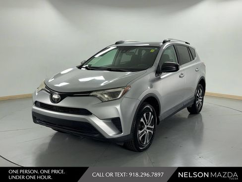 Used 2017 Toyota RAV4 LE FWD image 1