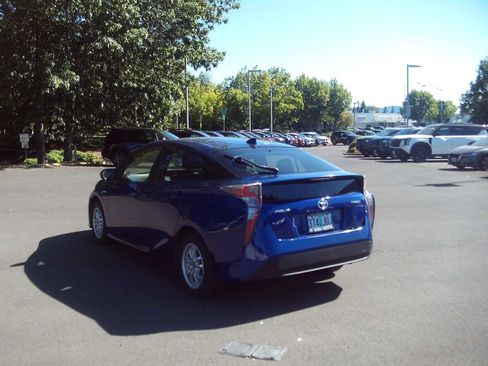 Used 2017 Toyota Prius Two FWD image 3