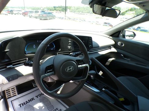 Used 2025 Hyundai Elantra Sport FWD image 9