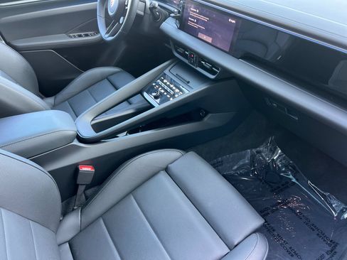 Certified 2025 Porsche Macan Electric RWD image 18