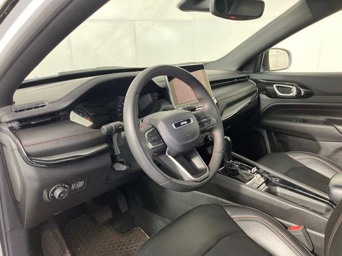 Used 2025 Jeep Compass Trailhawk AWD/4WD image 14