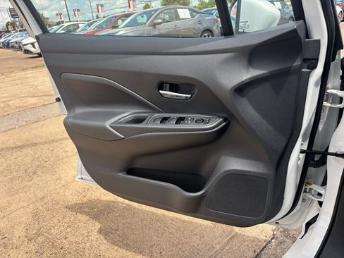 Used 2025 Nissan Versa SV FWD image 18