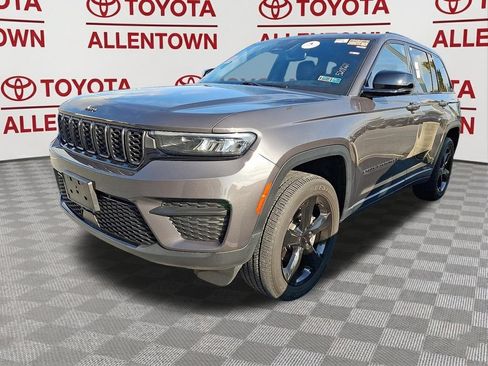 Used 2023 Jeep Grand Cherokee Altitude AWD/4WD image 3