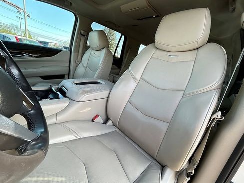 Used 2018 Cadillac Escalade Luxury AWD/4WD image 35